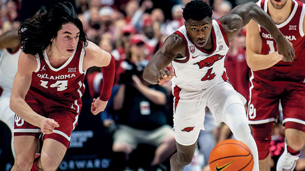 Arkansas Razorbacks Davonte Davis focuses on a loose ball against the Oklahoma Sooners in an 88-78 win on Saturday afternoon at the BOK Center in Tulsa, Okla.
